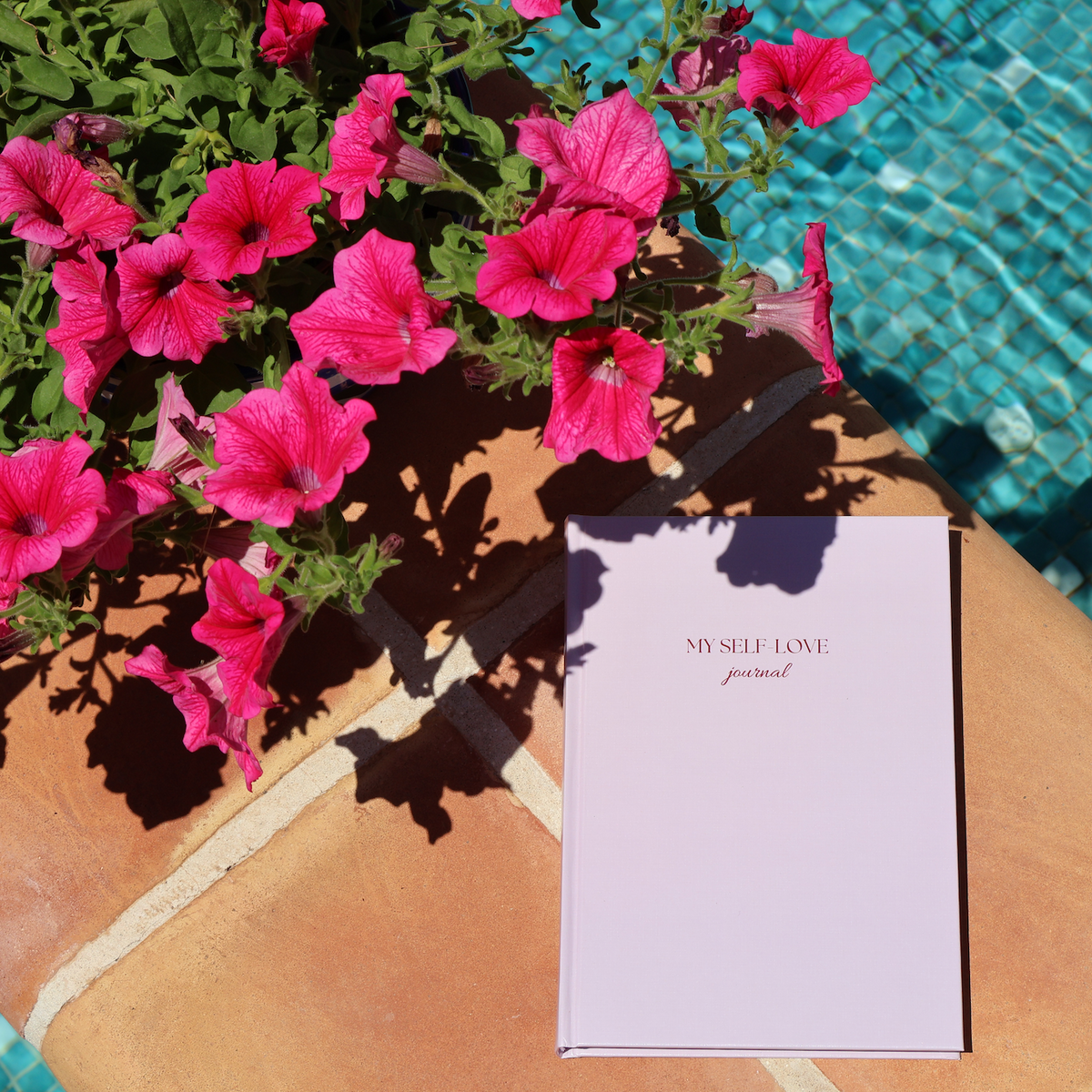 Een inspirerende journal die je helpt om meer rust, zelfliefde en zelfinzicht te creëren. Met dagelijkse pagina's, reflectievragen, quotes en creatieve opdrachten maak je op een laagdrempelige manier tijd voor jezelf.