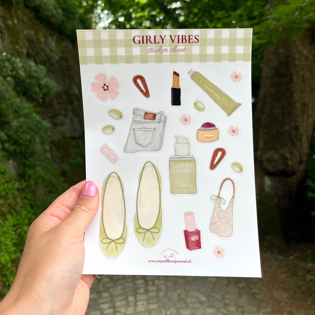 Stickervel in A5 formaat met girly items, zoals lipstick, lipscrub, bloemen, ballerina's, tasjes, nagellak, haaraccessoires en meer