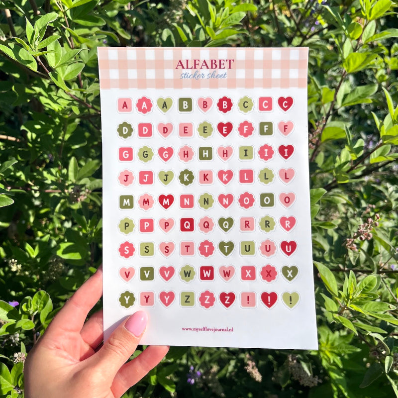 A5 Stickervel van het alfabet in leuke roze en groene kleuren