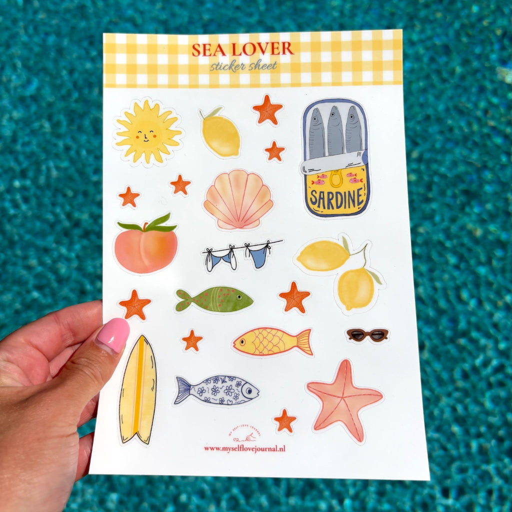 Stickervel in A5 formaat met schelpen, vissen, citroenen en andere zeedieren