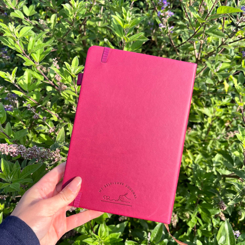 A5 journal in het bordeaux achterkant met het logo van My Self-Love Journal