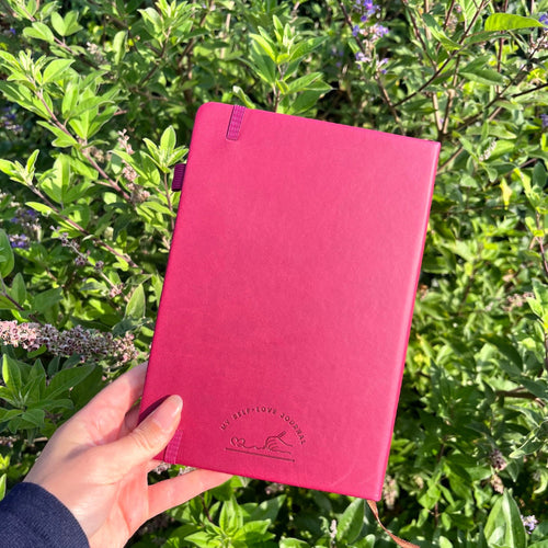 A5 journal in het bordeaux achterkant met het logo van My Self-Love Journal