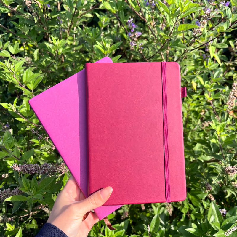 Collectie A5 journals in het roze en bordeaux met stipjes aan de binnenkant, perfect voor het journalen
