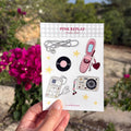 A6 Stickervel met retro items zoals een camera, oortjes, telefoon en camera