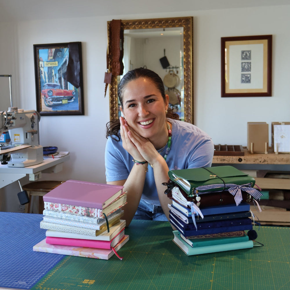Foto van Sofia met al haar journals in het atelier