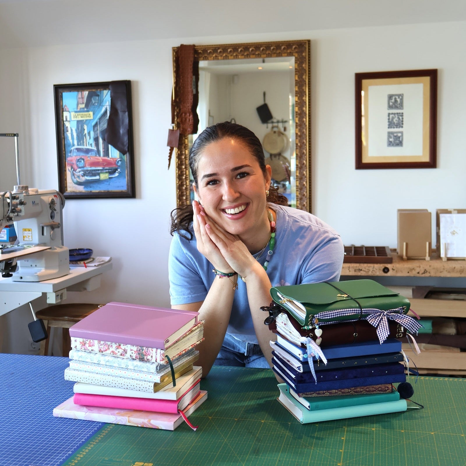 Foto van Sofia met haar journals in het atelier in Vinkeveen