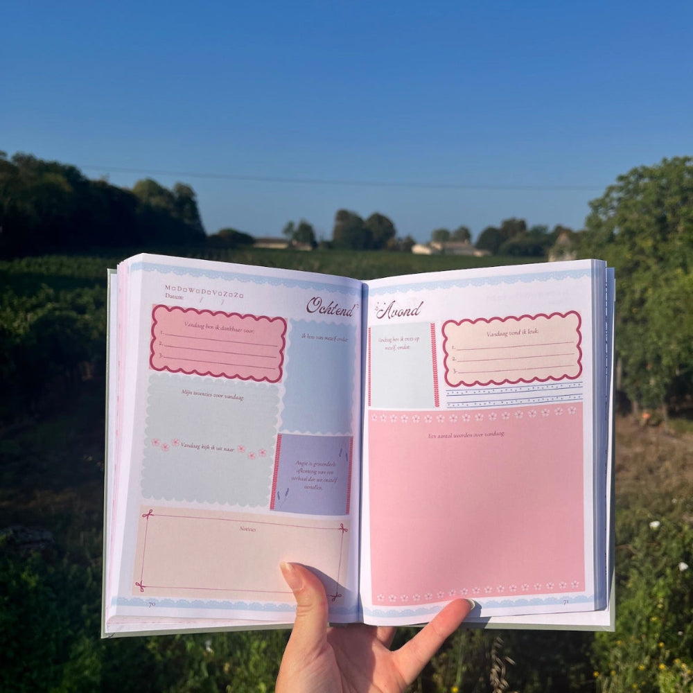 Binnenkant van de My Self-Love Journal met dagelijkse pagina's met vragen