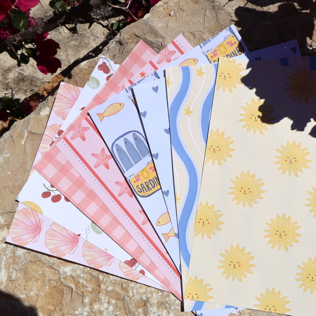 Journal papier in A5 formaat in zomerse stijl met zonnetjes, sardientjes, schelpen, citroenen, olijven, hartjes en sterretjes. In roze, koraal, geel en blauw tinten