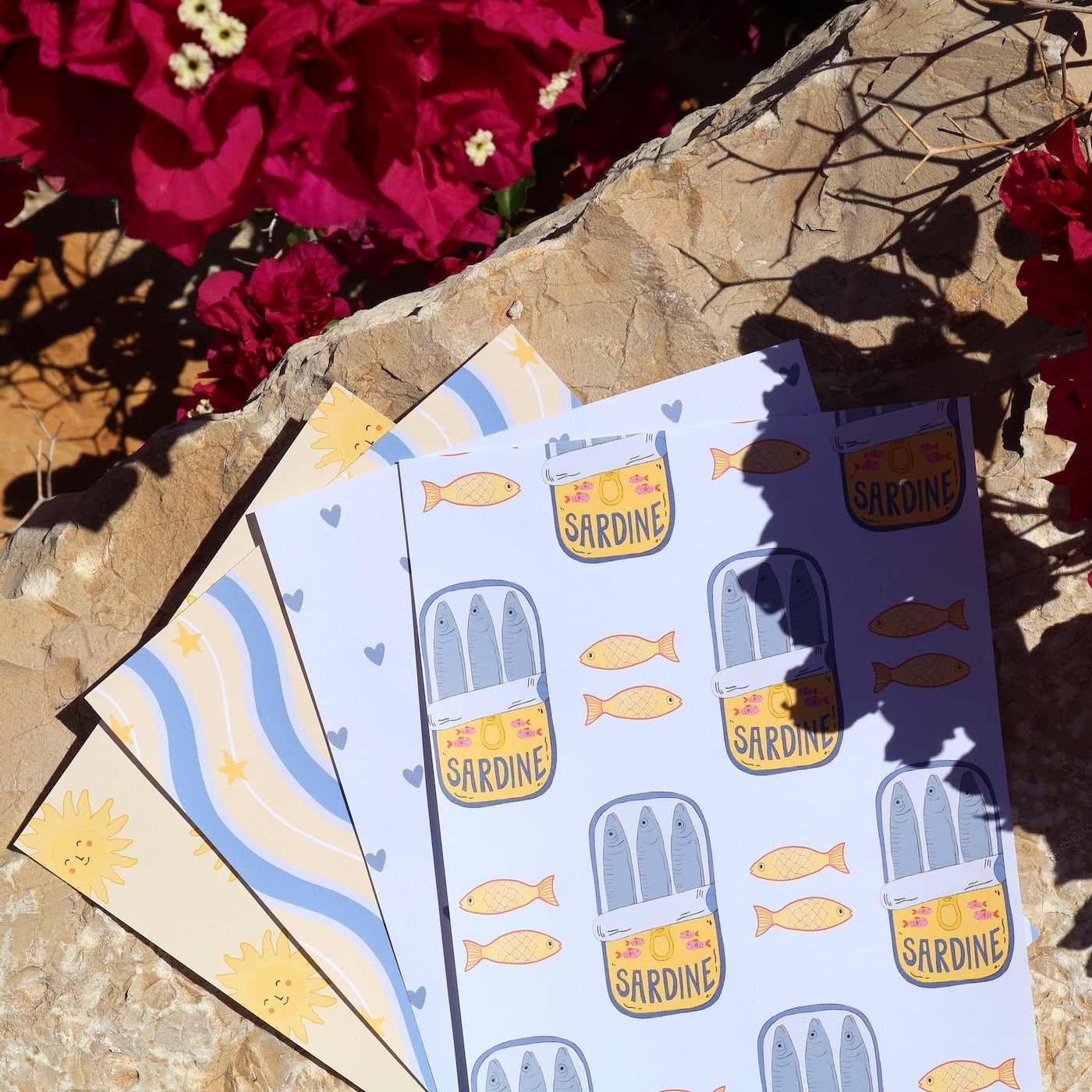 Journal papier in A5 formaat met zomerse illustraties, zoals zonnetjes, sardienstjes, sterretjes en hartjes in blauw en geel tinten
