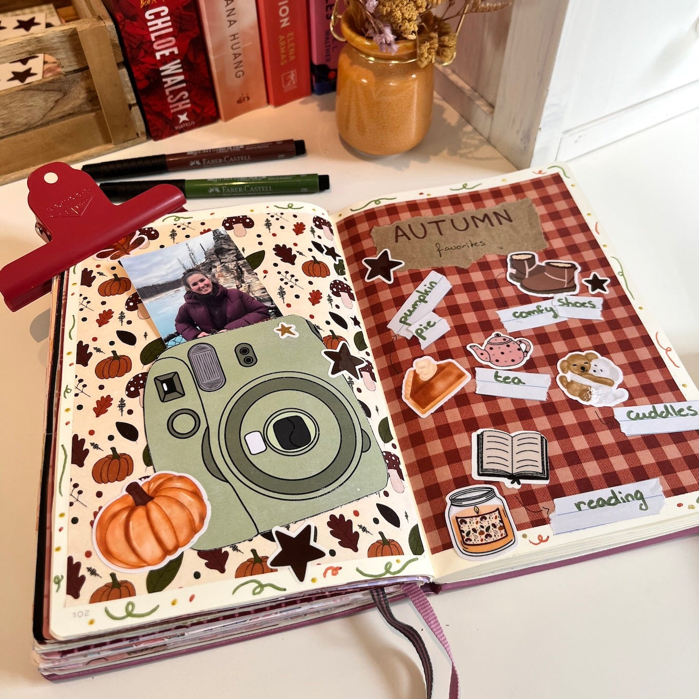 Journal spread voor de Kreadoe en Crea Weekend van een interactieve pagina met een polaroid camera en herfst stickers van autumn favorites