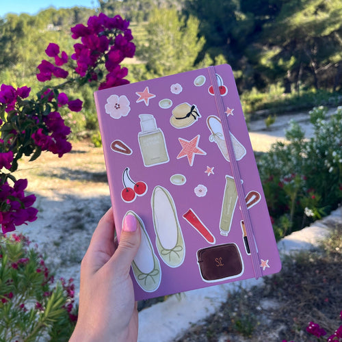 Junk journal cover versierd met stickers van de girly vibes en summer vibes sticker sheets, zoals kersen, ballerina's, sterretjes, olijven, bloemen, make up en tasjes
