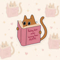 Sticker van een kat die een boek leest over vijanden die lovers worden.