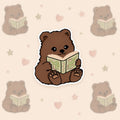 Sticker van een schattig bruin beertje die aan het lezen is