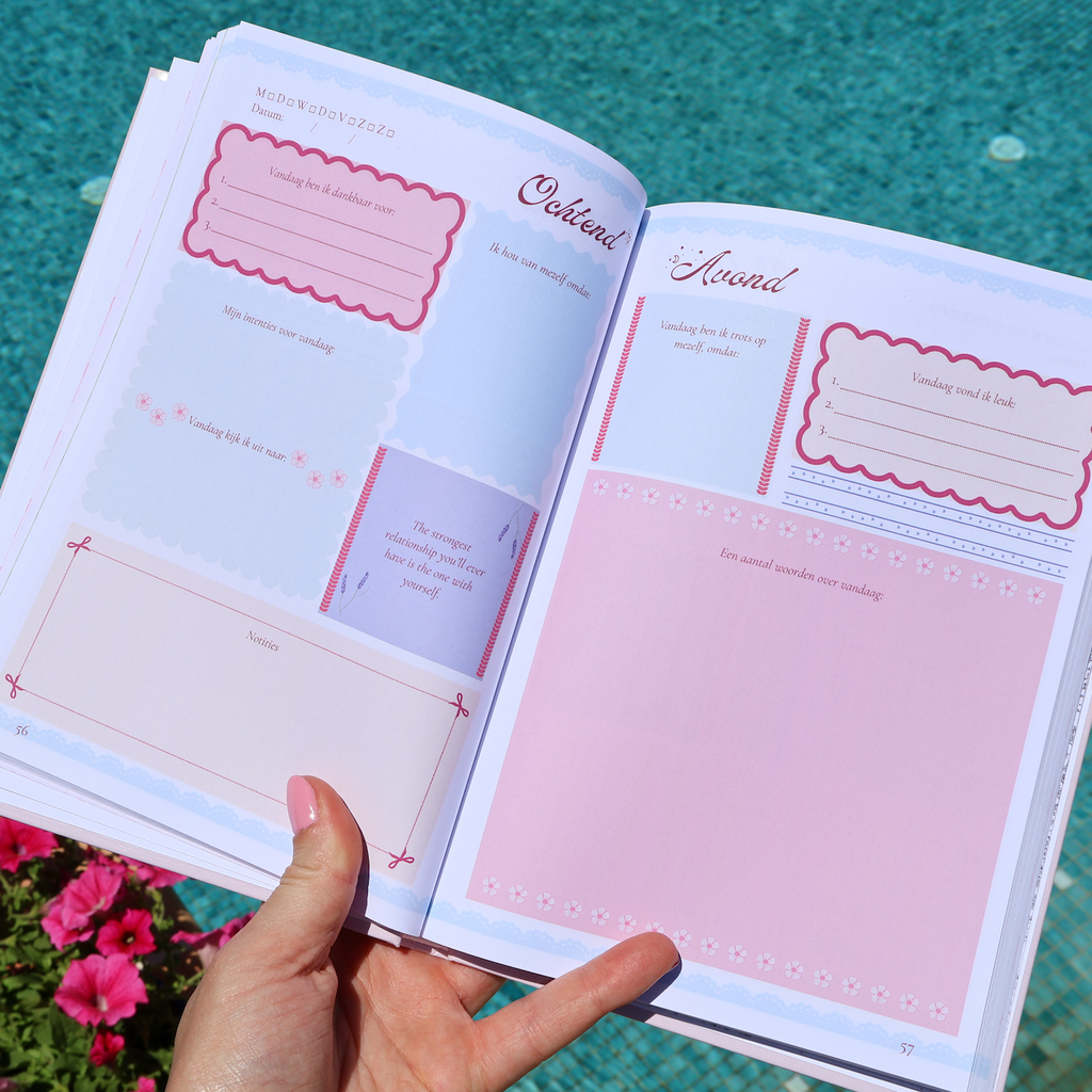 Een inspirerende journal die je helpt om meer rust, zelfliefde en zelfinzicht te creëren. Met dagelijkse pagina's, reflectievragen, quotes en creatieve opdrachten maak je op een laagdrempelige manier tijd voor jezelf.