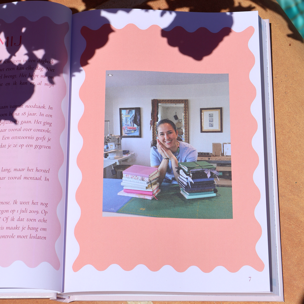 Een inspirerende journal die je helpt om meer rust, zelfliefde en zelfinzicht te creëren. Met dagelijkse pagina's, reflectievragen, quotes en creatieve opdrachten maak je op een laagdrempelige manier tijd voor jezelf.