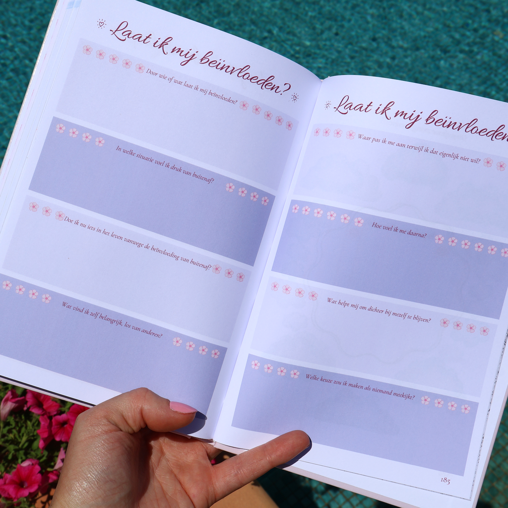 Een inspirerende journal die je helpt om meer rust, zelfliefde en zelfinzicht te creëren. De journal bevat thema vragen zoals 'laat ik mij beïnvloeden?'.