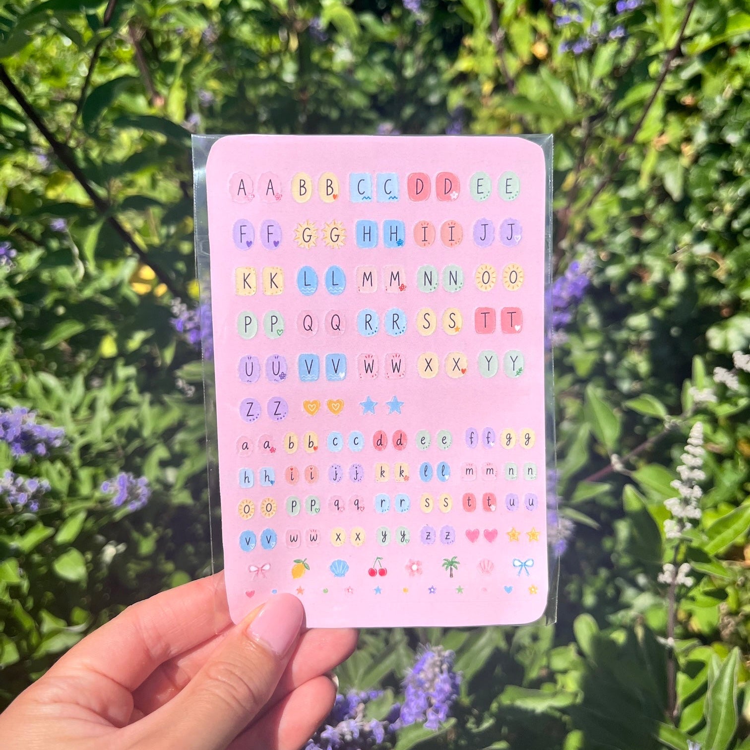 Stickervel in A6 formaat met leuke gezellige alfabet stickers.