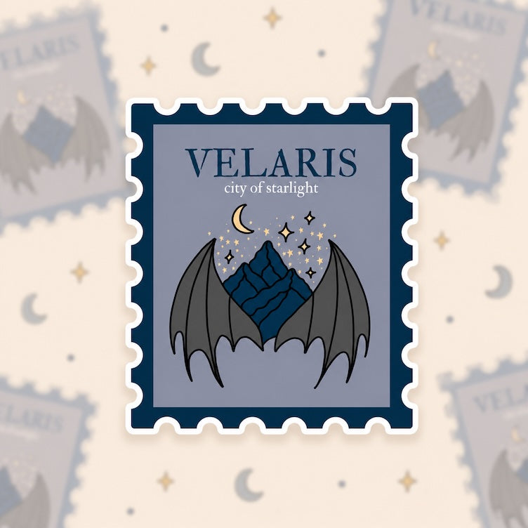 Sticker van een postzegel met Velaris erop. De bergen van de stad in het midden met vleugels en sterren eromheen en de tekst 'city of starlight'.